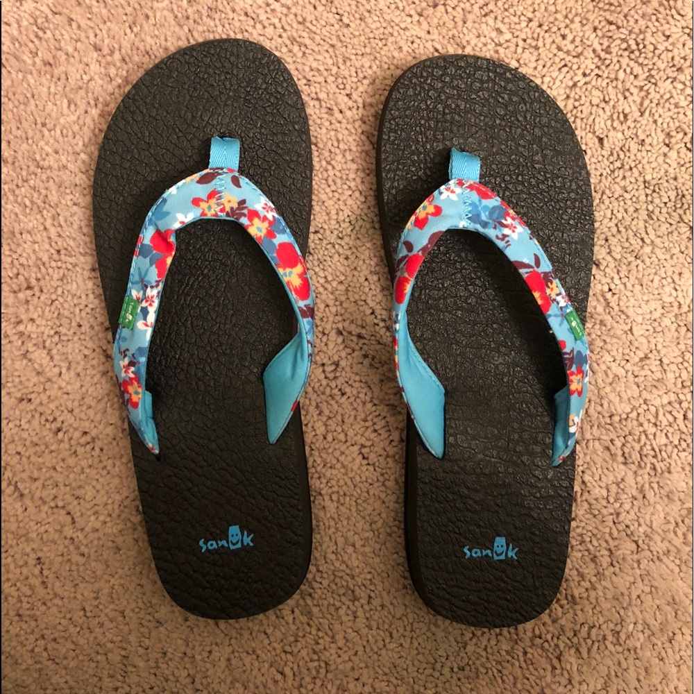Sanuk flip flops- 7.5
